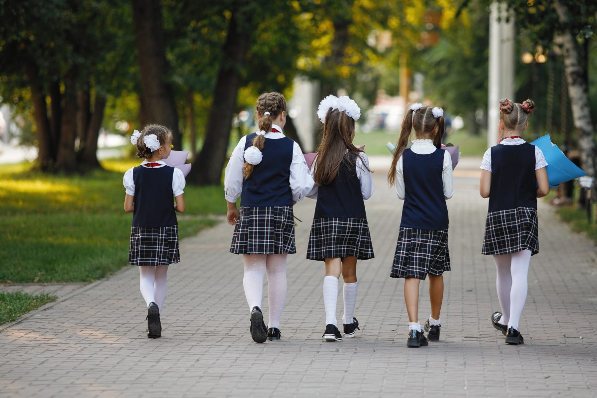 Consejos para Cuidar y Prolongar la Vida Útil de Uniformes Escolares